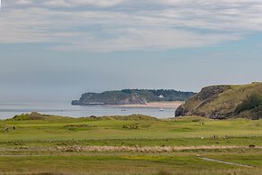 Surf Deck - Lovely Apartment Spectacular Coastal Views Short Walk to B