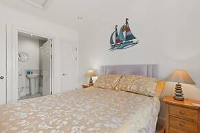 Surf Deck - Lovely Apartment Spectacular Coastal Views Short Walk to B