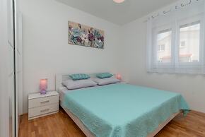 Modern apt w. Terrace, 2 min Walk to the Beach