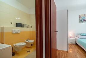 Modern apt w. Terrace, 2 min Walk to the Beach