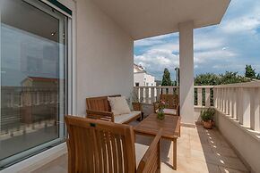 Modern apt w. Terrace, 2 min Walk to the Beach