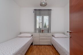 Modern apt w. Terrace, 2 min Walk to the Beach