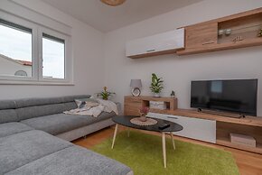 Modern apt w. Terrace, 2 min Walk to the Beach