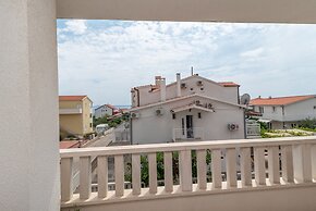 Modern apt w. Terrace, 2 min Walk to the Beach