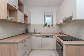 Modern apt w. Terrace, 2 min Walk to the Beach