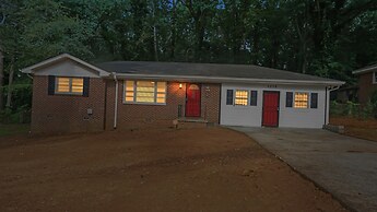 Spacious 3 Bedroom Home With Full Kitchen - Minutes From ATL Airport! 