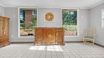 Spacious 3 Bedroom Home With Full Kitchen - Minutes From ATL Airport! 