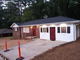 Spacious 3 Bedroom Home With Full Kitchen - Minutes From ATL Airport! 