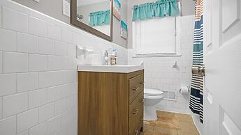 Spacious 3 Bedroom Home With Full Kitchen - Minutes From ATL Airport! 