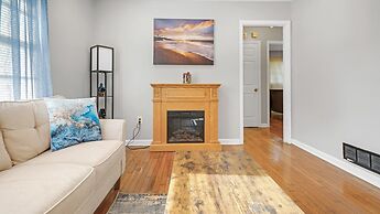 Spacious 3 Bedroom Home With Full Kitchen - Minutes From ATL Airport! 