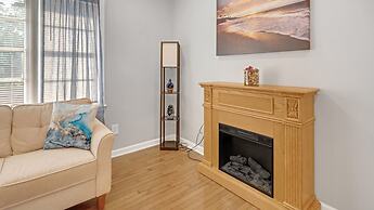 Spacious 3 Bedroom Home With Full Kitchen - Minutes From ATL Airport! 