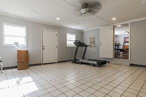 Spacious 3 Bedroom Home With Full Kitchen - Minutes From ATL Airport! 