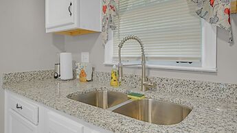 Spacious 3 Bedroom Home With Full Kitchen - Minutes From ATL Airport! 