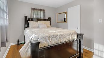 Spacious 3 Bedroom Home With Full Kitchen - Minutes From ATL Airport! 