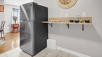 Spacious 3 Bedroom Home With Full Kitchen - Minutes From ATL Airport! 