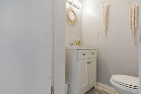 Spacious 3 Bedroom Home With Full Kitchen - Minutes From ATL Airport! 