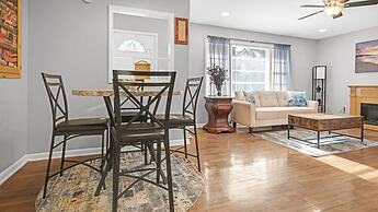 Spacious 3 Bedroom Home With Full Kitchen - Minutes From ATL Airport! 