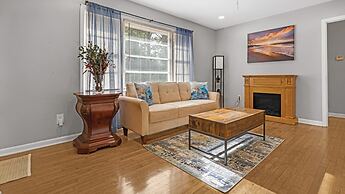 Spacious 3 Bedroom Home With Full Kitchen - Minutes From ATL Airport! 