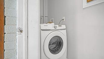 Spacious 3 Bedroom Home With Full Kitchen - Minutes From ATL Airport! 