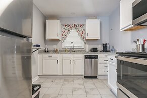 Spacious 3 Bedroom Home With Full Kitchen - Minutes From ATL Airport! 
