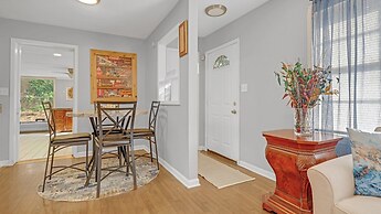 Spacious 3 Bedroom Home With Full Kitchen - Minutes From ATL Airport! 