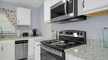 Spacious 3 Bedroom Home With Full Kitchen - Minutes From ATL Airport! 