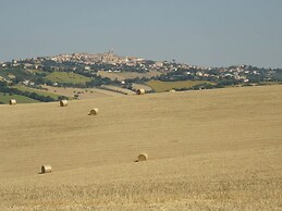 Ostra Villa - Sleeps 8 - Pool - Garden - Parking