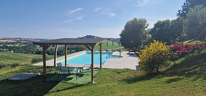 Ostra Villa - Sleeps 8 - Pool - Garden - Parking