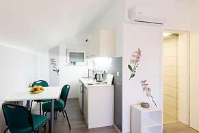 Studio Apartment With Balcony Near Beach Apartmani Orhideja