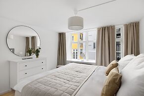 Sanders Regent - Popular 3-bdr Apt With Balcony