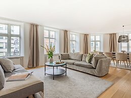 Sanders Regent - Popular 3-bdr Apt With Balcony