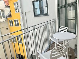 Sanders Regent - Popular 3-bdr Apt With Balcony