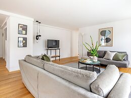 Sanders Regent - Popular 3-bdr Apt With Balcony