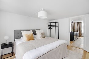 Sanders Regent - Popular 3-bdr Apt With Balcony