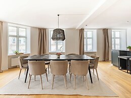 Sanders Regent - Popular 3-bdr Apt With Balcony