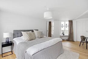 Sanders Regent - Popular 3-bdr Apt With Balcony