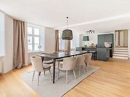 Sanders Regent - Popular 3-bdr Apt With Balcony