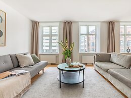 Sanders Regent - Popular 3-bdr Apt With Balcony