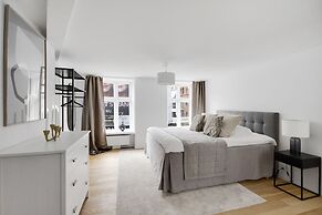 Sanders Regent - Popular 3-bdr Apt With Balcony