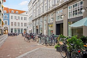 Sanders Regent - Popular 3-bdr Apt With Balcony