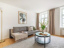 Sanders Regent - Popular 3-bdr Apt With Balcony