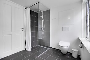 Sanders Regent - Popular 3-bdr Apt With Balcony