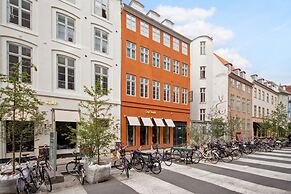 Sanders Regent - Chic 3-bdr Apt With Balcony