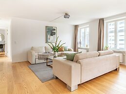 Sanders Regent - Chic 3-bdr Apt With Balcony
