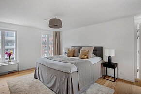 Sanders Regent - Chic 3-bdr Apt With Balcony