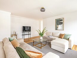 Sanders Regent - Chic 3-bdr Apt With Balcony
