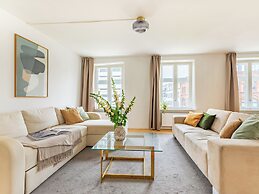 Sanders Regent - Chic 3-bdr Apt With Balcony