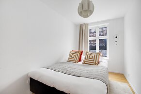 Sanders Regent - Chic 3-bdr Apt With Balcony