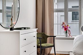 Sanders Regent - Chic 3-bdr Apt With Balcony