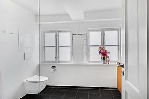 Sanders Regent - Chic 3-bdr Apt With Balcony